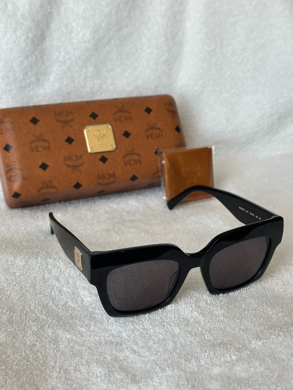 Full Inclusion MCM Black Sunglasses - Authenticated by Poizon - Picture 6 of 12